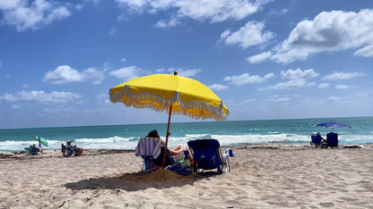 7ft Bohemian Outdoor Umbrella with Fringe Tassels & Carry Bag - UV 50+ Sun Protection, Wind-Resistant Steel Frame, White Canopy with Yellow Fringe Trim, Round Beach & Patio Umbrella for Poolside, Garden, Backyard, Picnic - Easy-Clean Polyester Fabric, Por